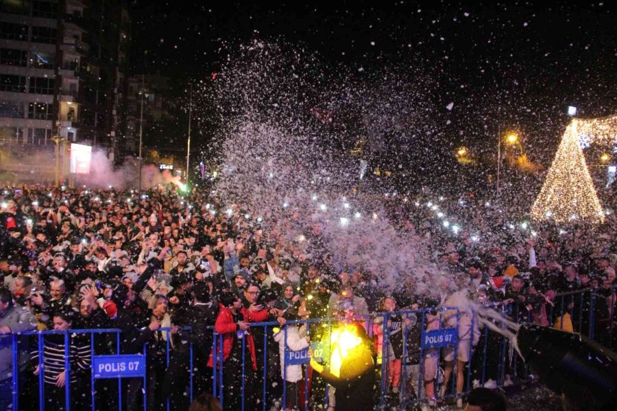 Antalya 2023’e Yapay Kar Yağışı Altında Girdi