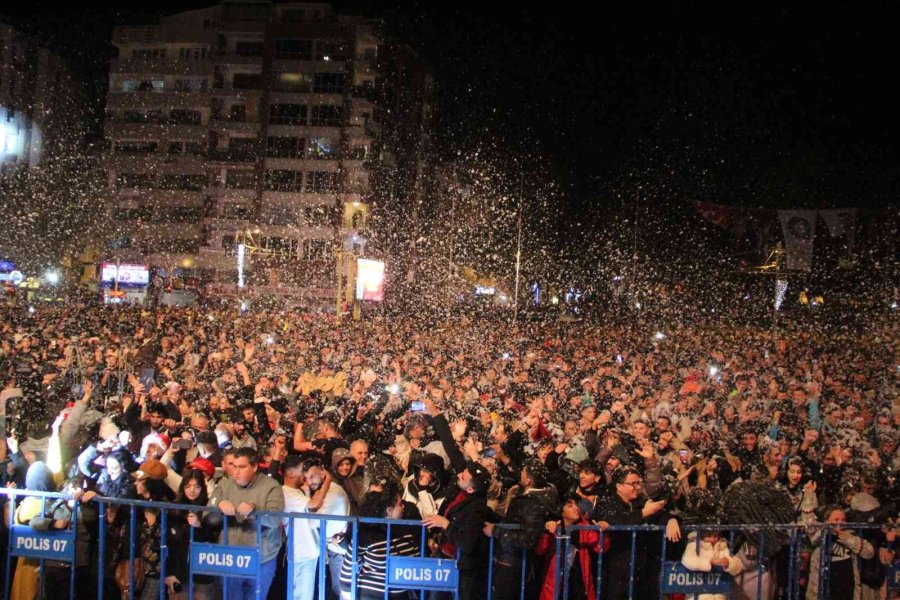 Antalya 2023’e Yapay Kar Yağışı Altında Girdi