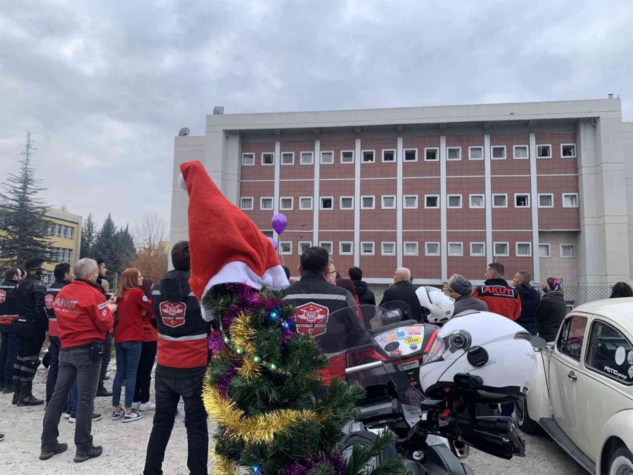Yılın Son Gününü Tedavi Gören Çocuklarla Geçirdiler