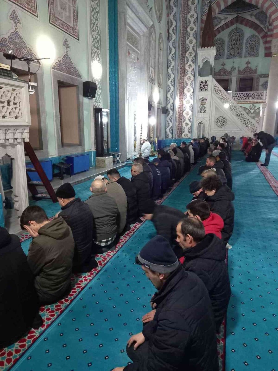 Ülkü Ocakları Üyeleri Yılın İlk Sabah Namazında Buluştu