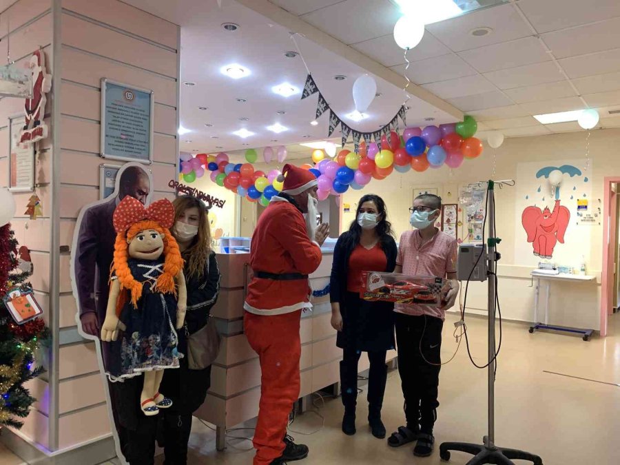 Yılın Son Gününü Tedavi Gören Çocuklarla Geçirdiler
