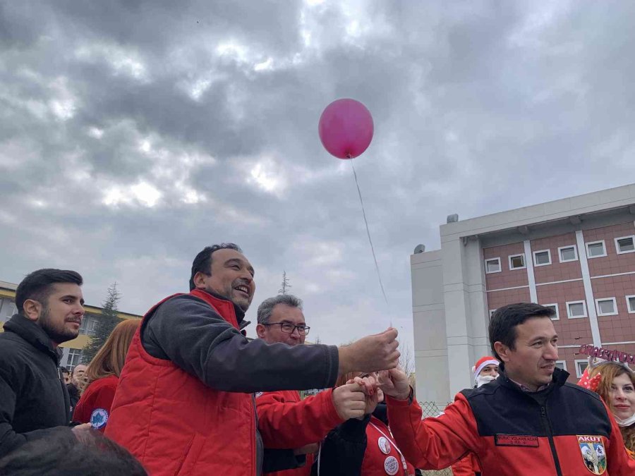 Yılın Son Gününü Tedavi Gören Çocuklarla Geçirdiler