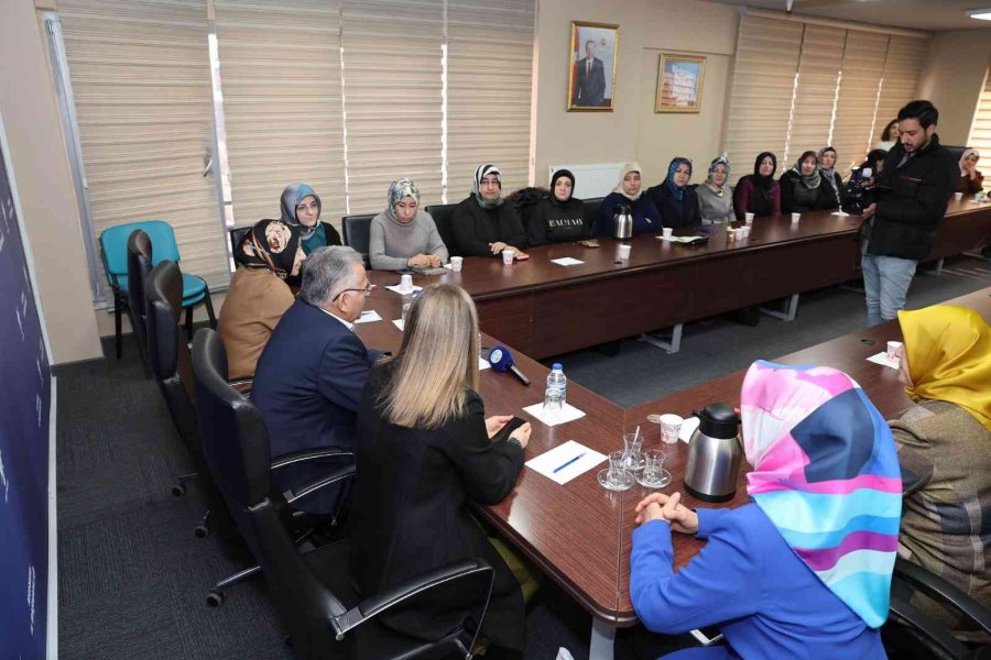 Büyükkılıç, Ak Parti Kayseri İl Kadın Kolları Üyeleri İle İstişare Toplantısı Gerçekleştirdi