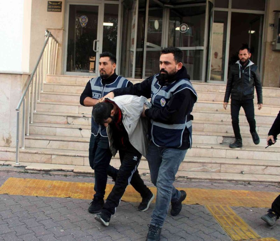 Polisten Kaçmak İçin Dolabın Üzerinde Bavulların Arkasına Saklandı