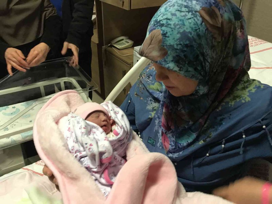 Konya’da 2023’ün İlk Bebeği Ailenin 6. Çocuğu Sümeyye Nur Oldu