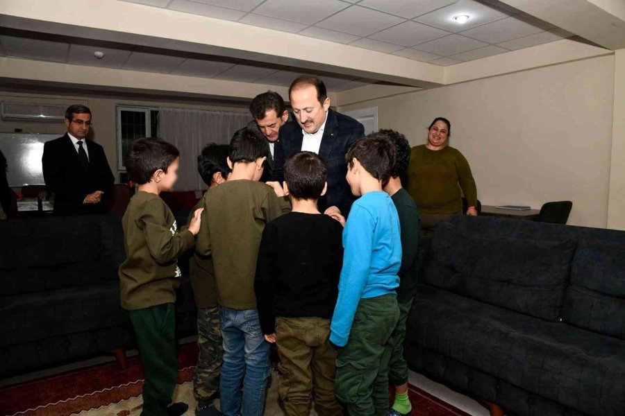 Vali Pehlivan Nöbetteki Memurların Yeni Yılını Telsiz Anonsuyla Kutladı