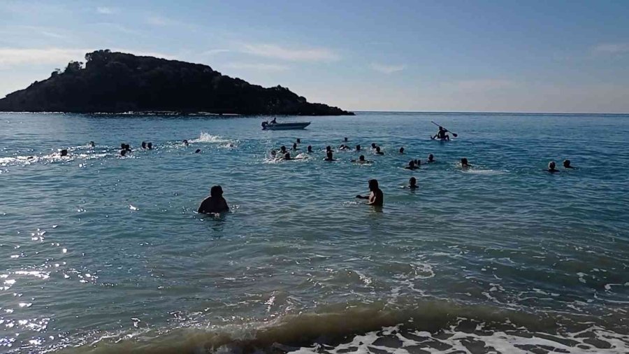 Mersin’de Doğaseverler 2023’ü Denize Girerek Karşıladı