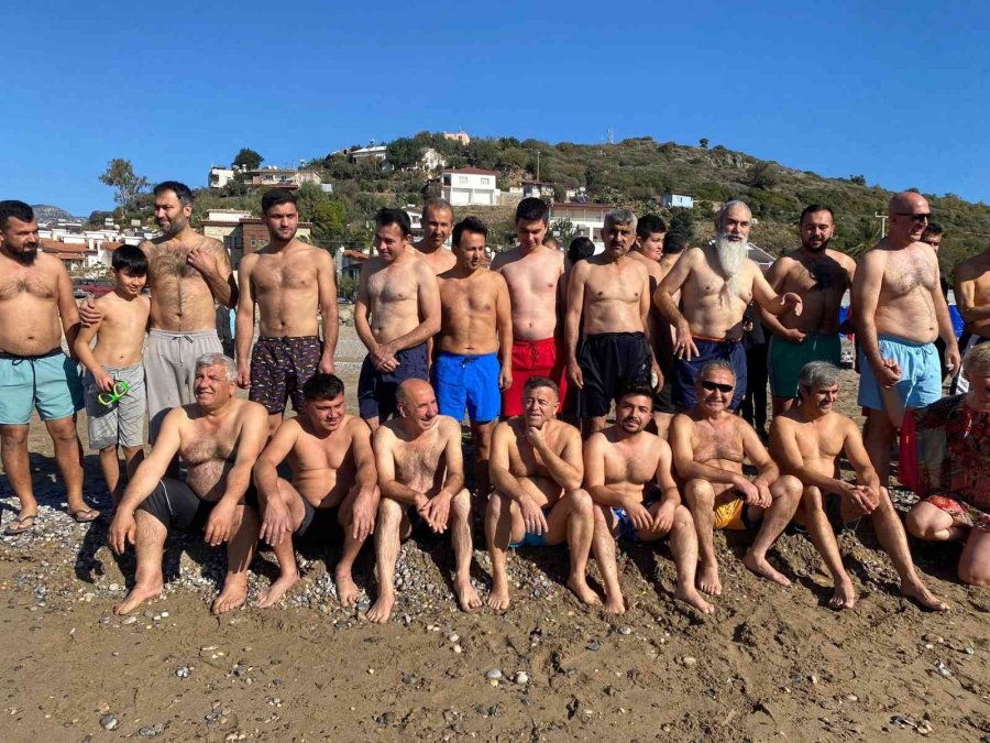 Mersin’de Doğaseverler 2023’ü Denize Girerek Karşıladı