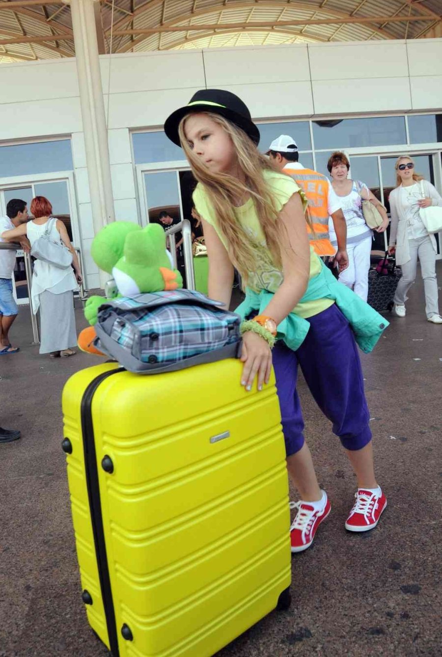 Antalya 2023’e Hızlı Giriş Yaptı: İlk Gün 10 Bine Yakın Turist Geldi