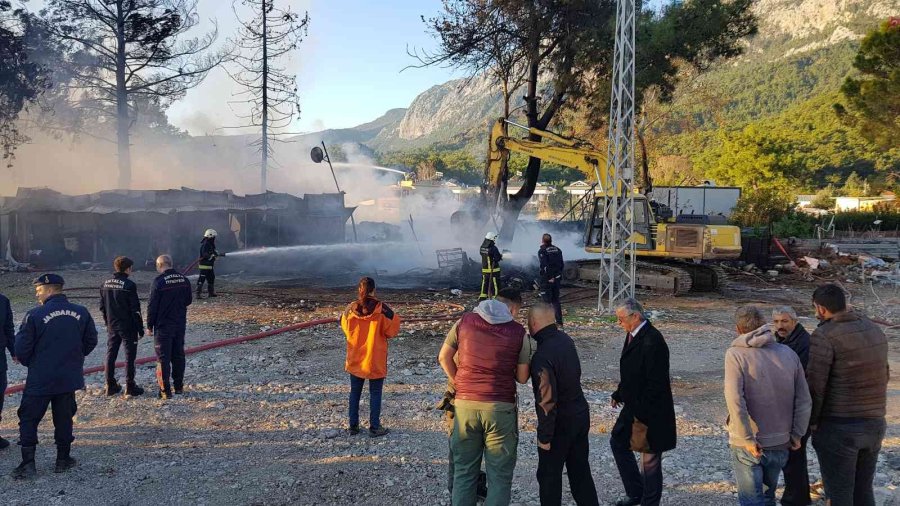 Alevler İçinde Kalan Barakadaki 2 Kişi Canını Zor Kurtardı