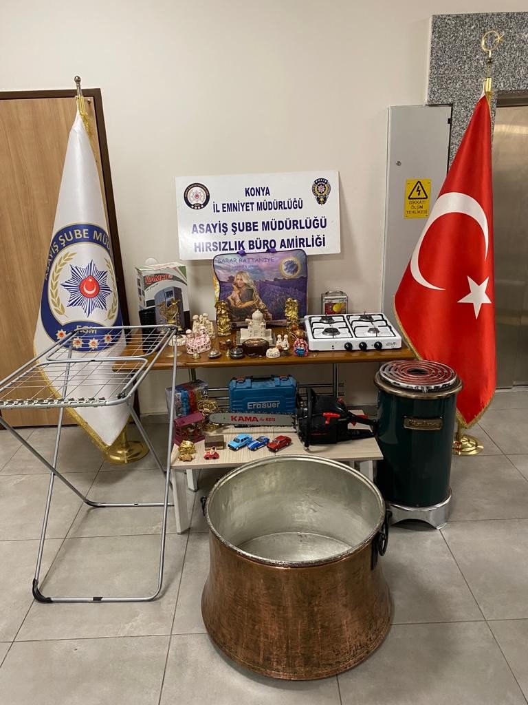 Önce Güvenlik Kamerasına Ardından Polise Yakalandılar