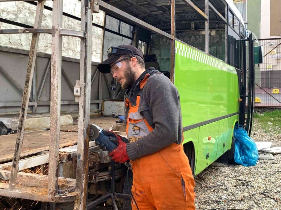 Çocukluk Hayali Olan Karavan İçin Gece Gündüz Çalışıyor
