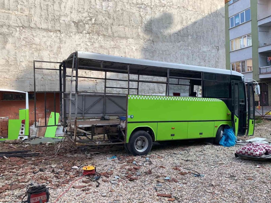Çocukluk Hayali Olan Karavan İçin Gece Gündüz Çalışıyor