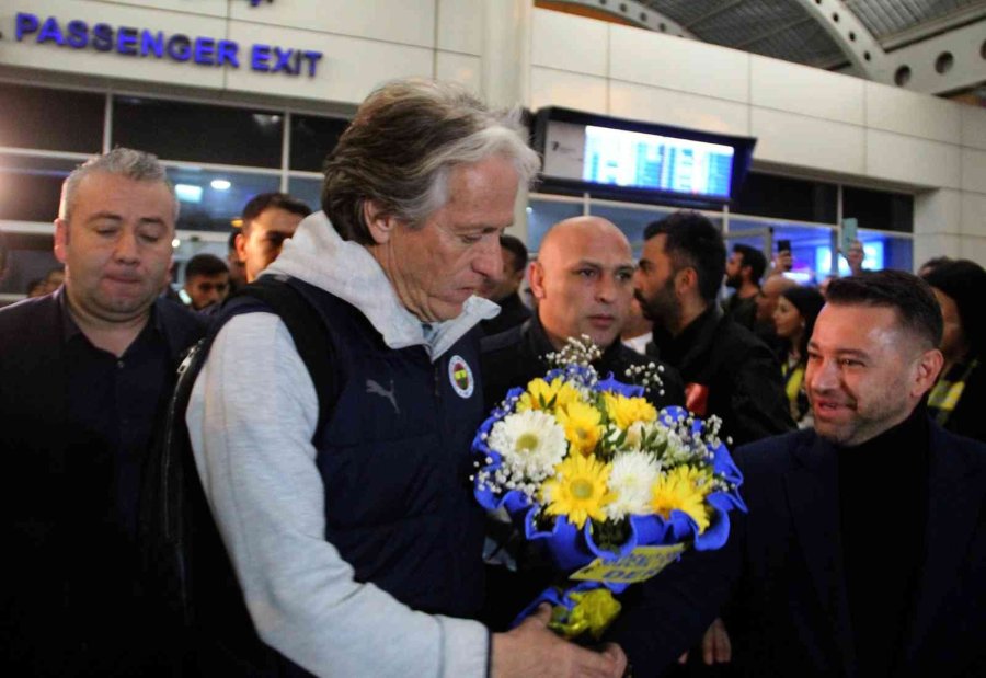 Fenerbahçe’ye Antalya’da Coşkulu Karşılama