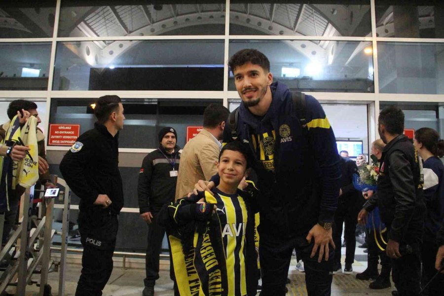 Fenerbahçe’ye Antalya’da Coşkulu Karşılama