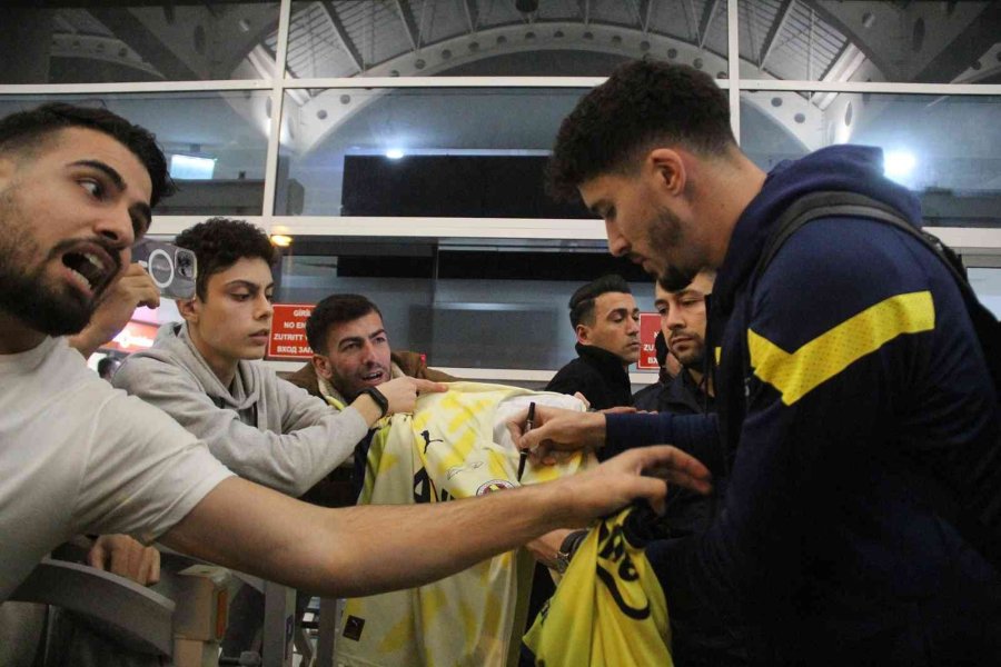 Fenerbahçe’ye Antalya’da Coşkulu Karşılama