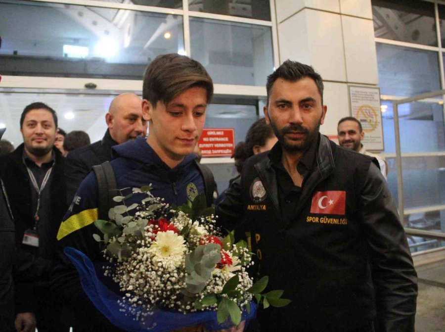 Fenerbahçe’ye Antalya’da Coşkulu Karşılama