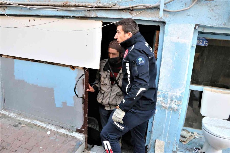 Barınmak İçin Girdiği Depoda Mahsur Kaldı, İtfaiye Tarafından Kurtarıldı