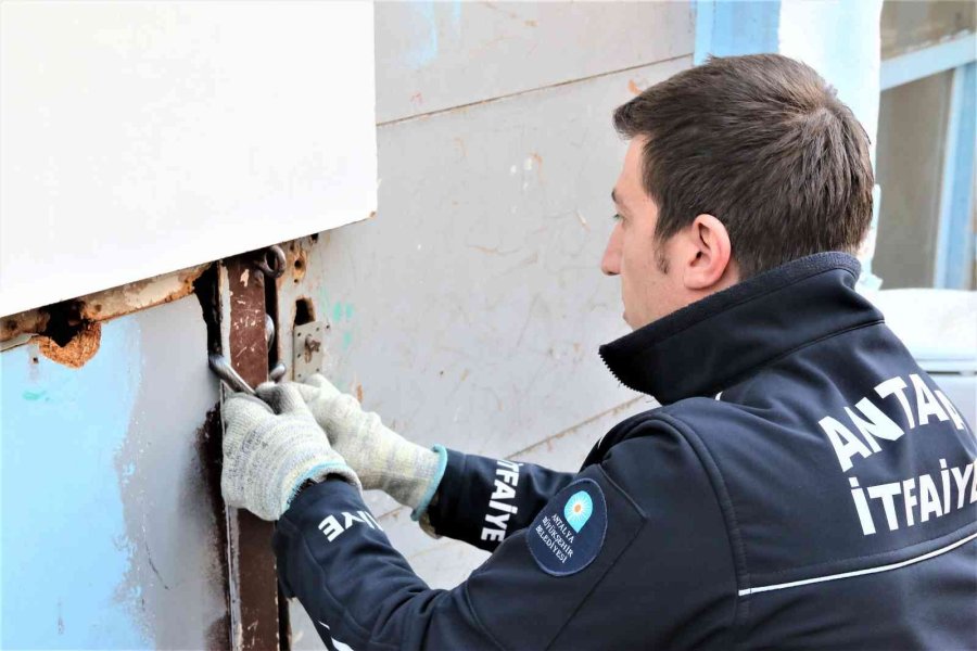 Barınmak İçin Girdiği Depoda Mahsur Kaldı, İtfaiye Tarafından Kurtarıldı