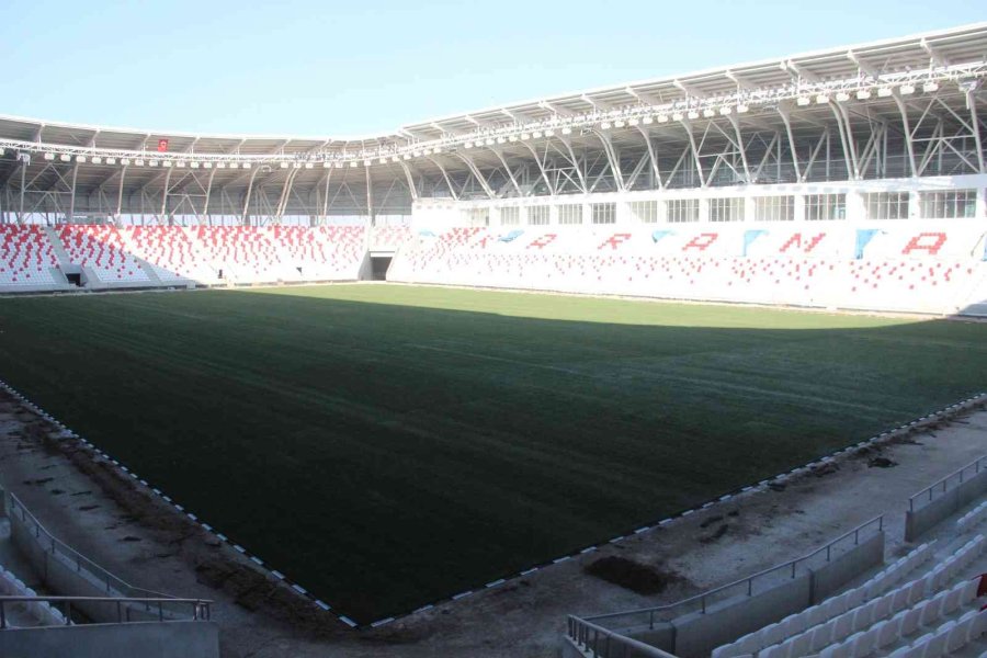 Karaman’ın Yeni Şehir Stadyumunda Çim Serme İşlemi Tamamlandı