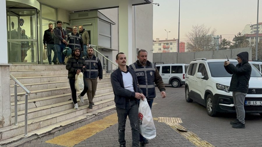 Yakalanan Zanlılardan Biri Basın Mensuplarına İsim Taktı, Diğeri Tükürdü