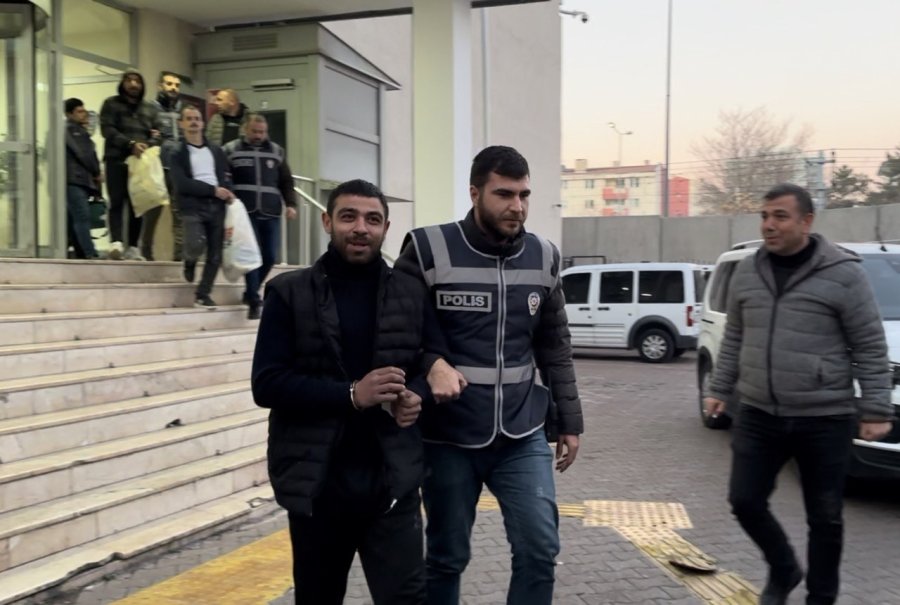 Yakalanan Zanlılardan Biri Basın Mensuplarına İsim Taktı, Diğeri Tükürdü