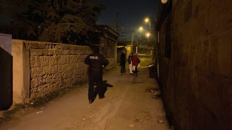 Uzaklaştırması Bulunan Şahıs Eşi Ve Çocuğu İçeride Olduğu Sırada Evini Ateşe Verdi