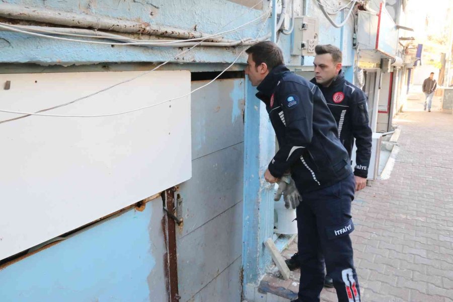 Barınmak İçin Girdiği Depoda Mahsur Kaldı, İtfaiye Tarafından Kurtarıldı
