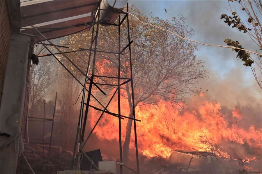 Antalya’da Sazlık Alanda Çıkan Yangın Evlere Kadar Ulaşınca Korku Dolu Anlar Yaşattı