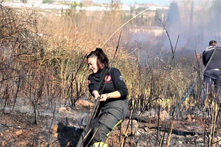 Antalya’da Sazlık Alanda Çıkan Yangın Evlere Kadar Ulaşınca Korku Dolu Anlar Yaşattı