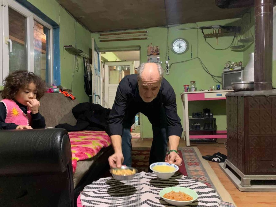 Eşi Vefat Eden Fedakâr Baba, Üç Tekerlekli Bisikletiyle Çocuklarına Bakıyor