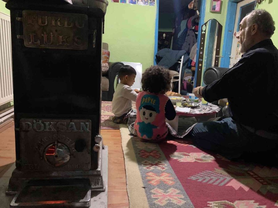 Eşi Vefat Eden Fedakâr Baba, Üç Tekerlekli Bisikletiyle Çocuklarına Bakıyor