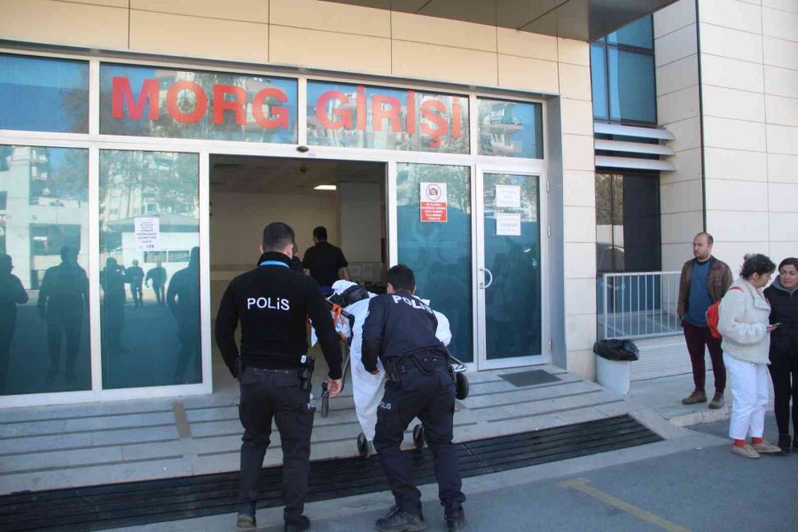 9 Günlük Tedavinin Ardından Hayatını Kaybeden Kadının Başına Odunla Darbe Aldığı İddiası