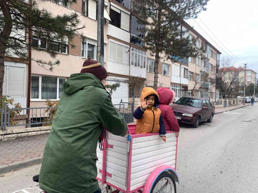 Eşi Vefat Eden Fedakâr Baba, Üç Tekerlekli Bisikletiyle Çocuklarına Bakıyor