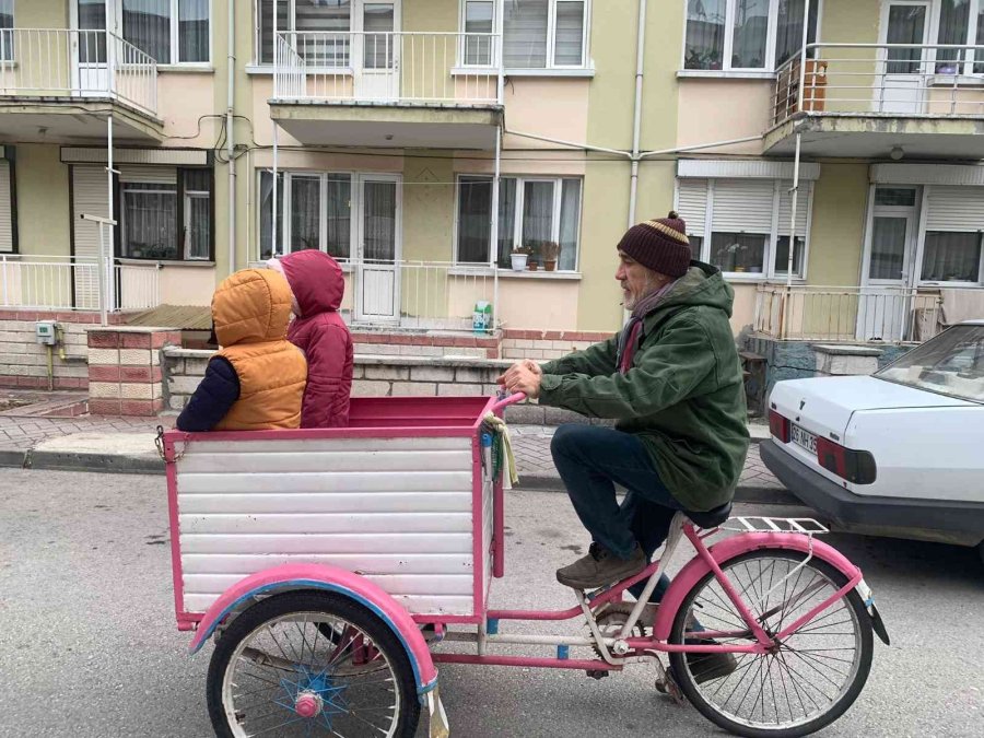 Eşi Vefat Eden Fedakâr Baba, Üç Tekerlekli Bisikletiyle Çocuklarına Bakıyor