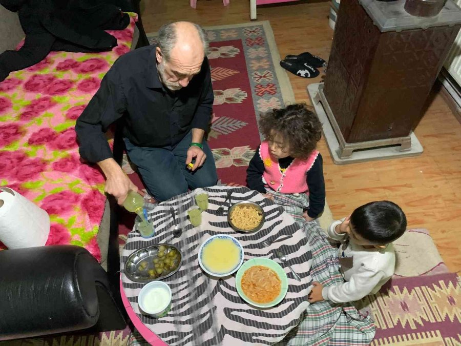 Eşi Vefat Eden Fedakâr Baba, Üç Tekerlekli Bisikletiyle Çocuklarına Bakıyor