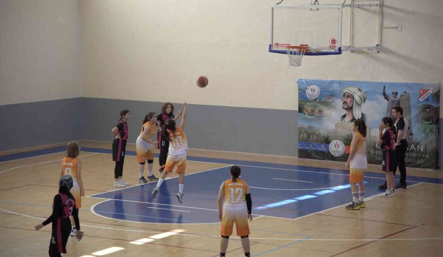 Karaman’da Düzenlenen Okul Sporları Yıldızlar Basketbol Müsabakaları Sona Erdi