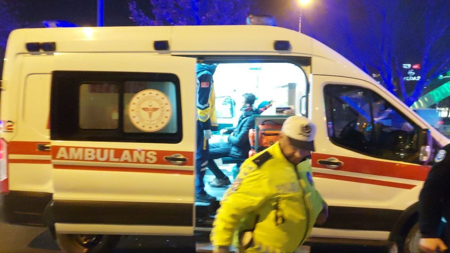 Konya’da Otomobilin Çarptığı Midibüs Yan Yattı: 10 Yaralı