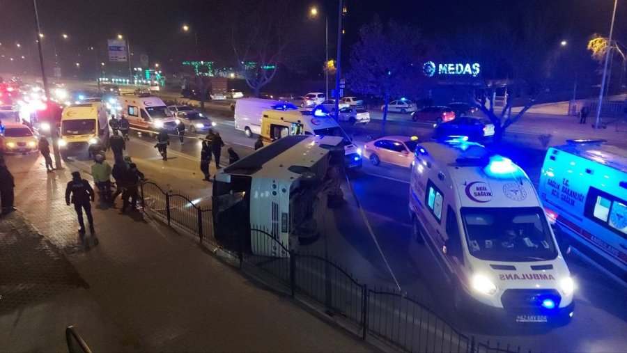 Konya’da Otomobilin Çarptığı Midibüs Yan Yattı: 10 Yaralı