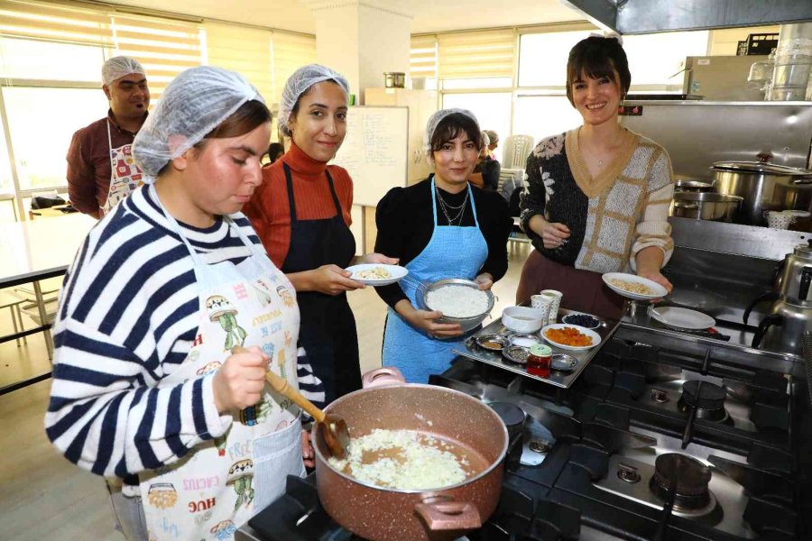 Atasem’in Mutfağında Aşçı Yardımcıları Yetişiyor
