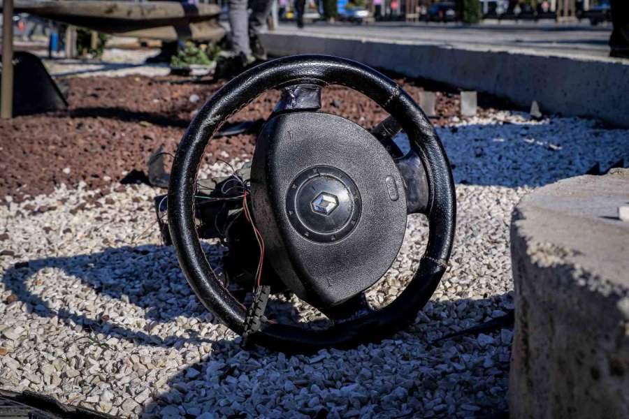 Demir Bariyer Otomobile Ok Gibi Saplandı, Sıkışan Sürücü İtfaiye Ekiplerince Kurtarıldı