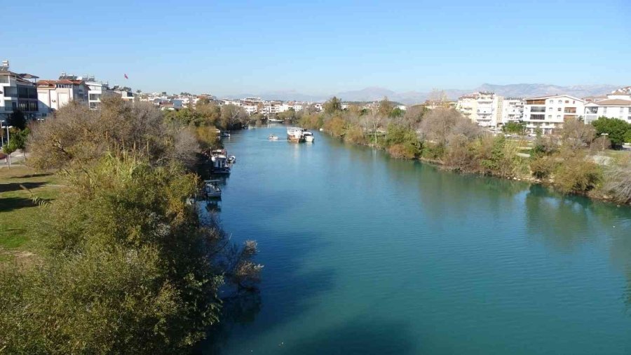 15 Metrelik Yatın Suya Batmaması İçin Büyük Mücadele Verdiler