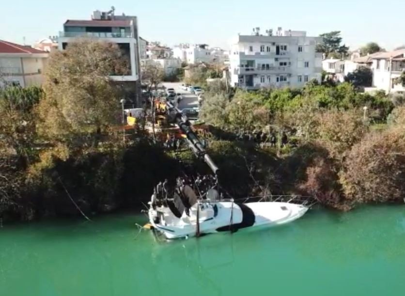 15 Metrelik Yatın Suya Batmaması İçin Büyük Mücadele Verdiler