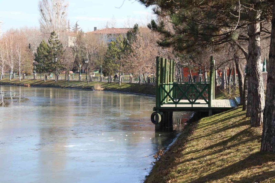 Porsuk Çayı’nın Yüzeyi Buz Tuttu
