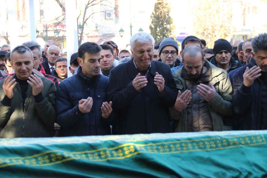 Cinayete Kurban Giden Genç, Gözyaşlarıyla Son Yolculuğuna Uğurlandı