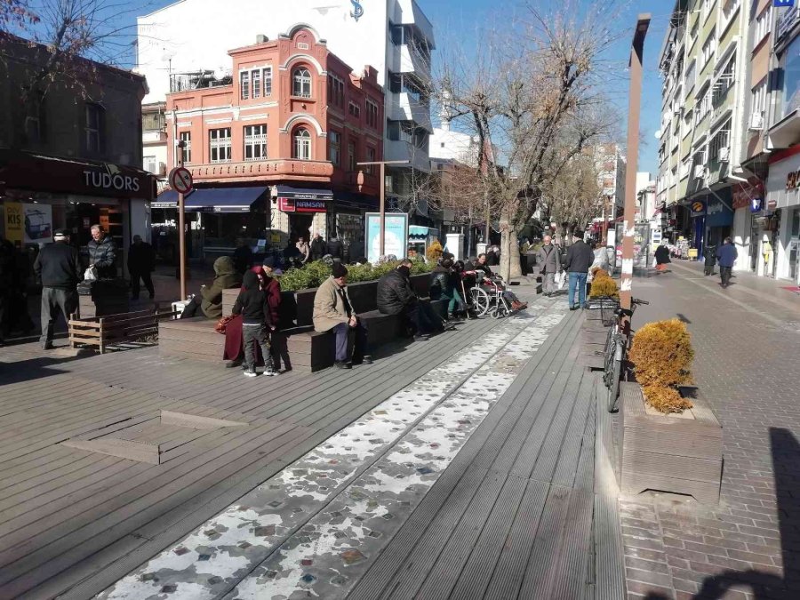 Soğuğa Rağmen Güneşin Tadını Çıkardılar