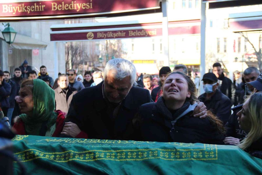 Cinayete Kurban Giden Genç, Gözyaşlarıyla Son Yolculuğuna Uğurlandı