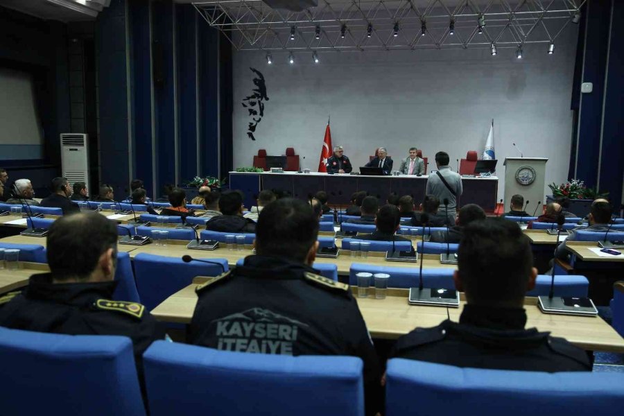 Başkan Büyükkılıç, Göreve Yeni Başlayan İtfaiyecilerle Bir Araya Geldi