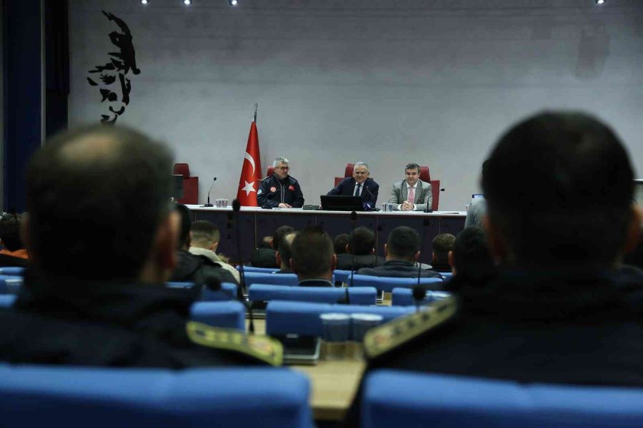 Başkan Büyükkılıç, Göreve Yeni Başlayan İtfaiyecilerle Bir Araya Geldi