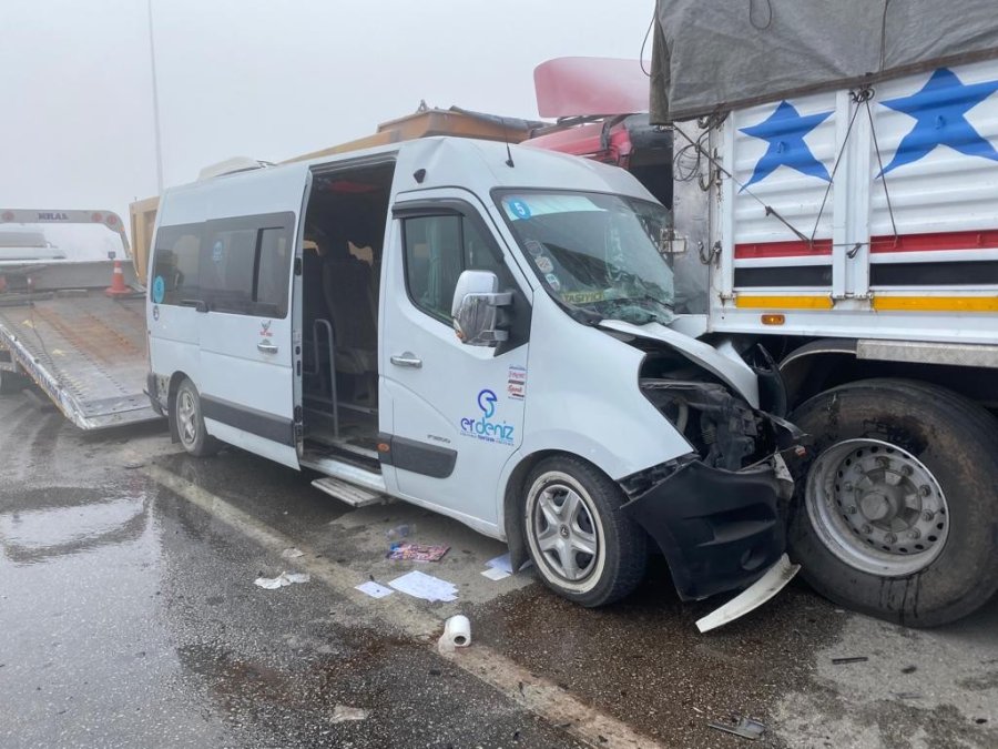 Okul Servisi Zincirleme Kazaya Karıştı: 18’i Öğrenci 19 Yaralı